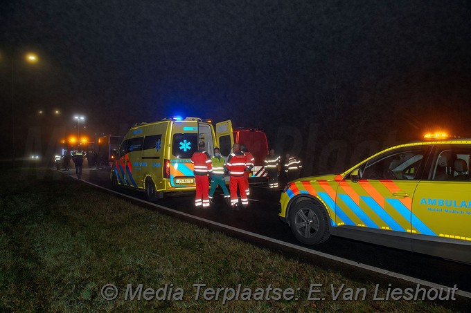 Mediaterplaatse maaltijdbezorger met auto op zijn kop in de sloot hdp 16122021 Image00011