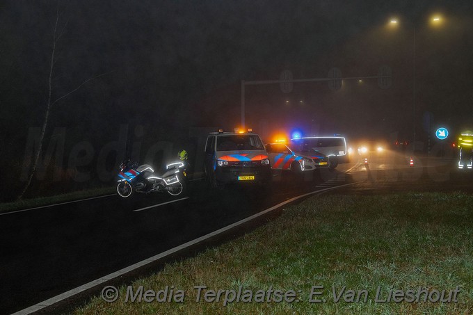 Mediaterplaatse maaltijdbezorger met auto op zijn kop in de sloot hdp 16122021 Image00013