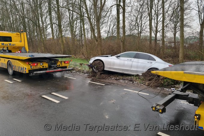 Mediaterplaatse auto in sloot door gladheid vijfhuizen 23122021 Image00002