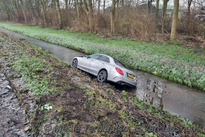 Mediaterplaatse auto in sloot door gladheid vijfhuizen 23122021 Image00003