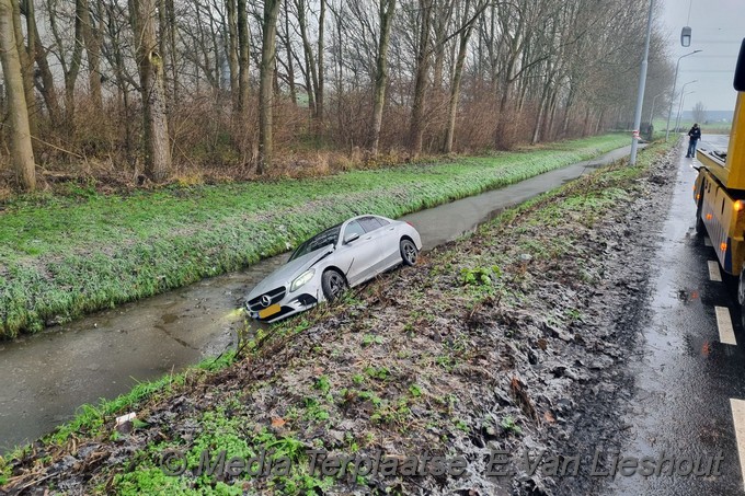 Mediaterplaatse auto in sloot door gladheid vijfhuizen 23122021 Image00004