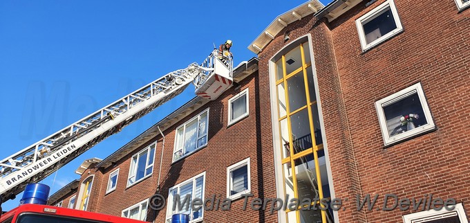 Mediaterplaatse brandweer haalt ijskragen en ijspegels weg ldn WPF 11022021 Image00106