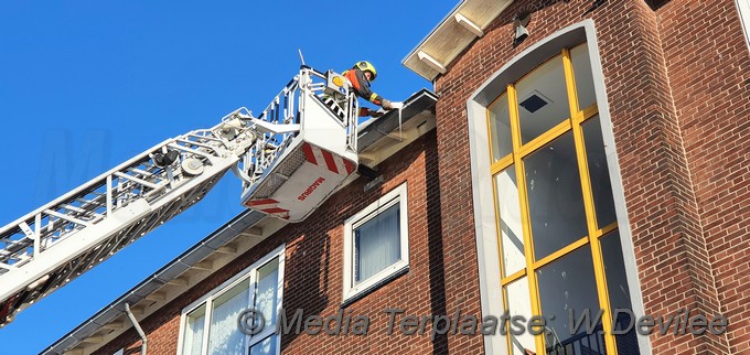 Mediaterplaatse brandweer haalt ijskragen en ijspegels weg ldn WPF 11022021 Image00107