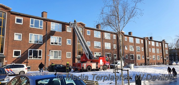 Mediaterplaatse brandweer haalt ijskragen en ijspegels weg ldn WPF 11022021 Image00108