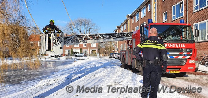 Mediaterplaatse brandweer haalt ijskragen en ijspegels weg ldn WPF 11022021 Image00109