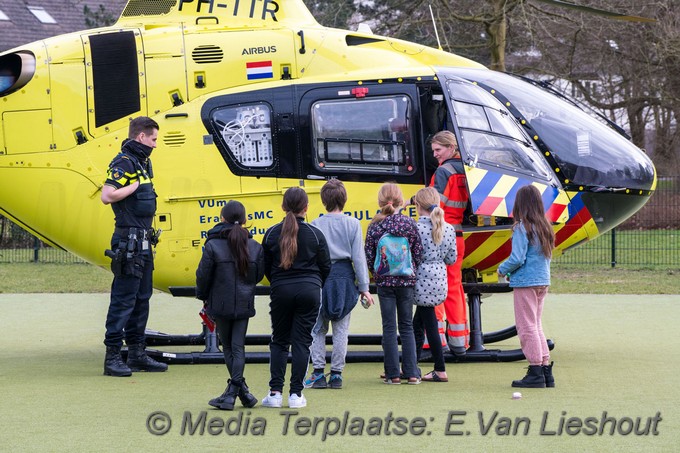 Mediaterplaatse Traumahelikopter landt op sportveld Lutulistraat 23022021 Image00004