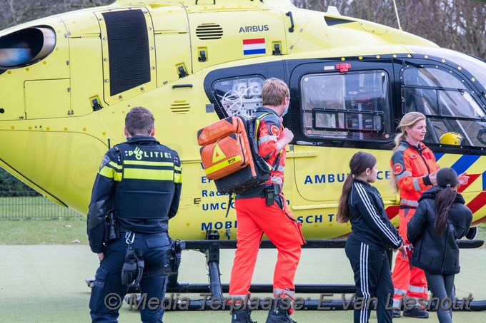 Mediaterplaatse Traumahelikopter landt op sportveld Lutulistraat 23022021 Image00006