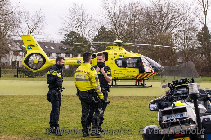 Mediaterplaatse Traumahelikopter landt op sportveld Lutulistraat 23022021 Image00007