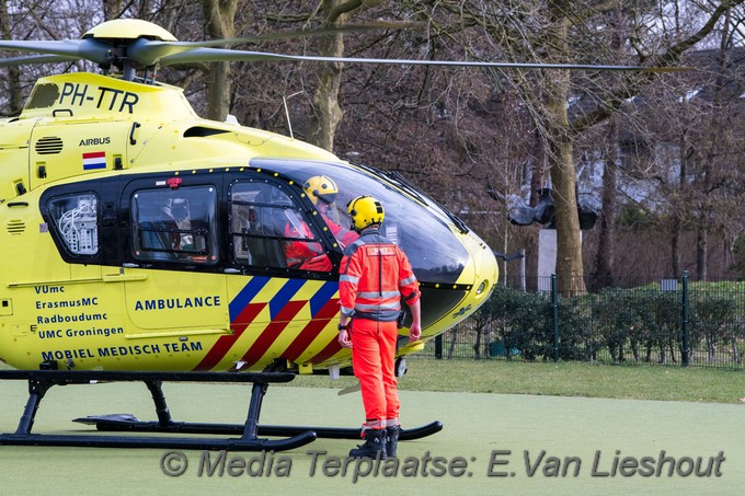 Mediaterplaatse Traumahelikopter landt op sportveld Lutulistraat 23022021 Image00009