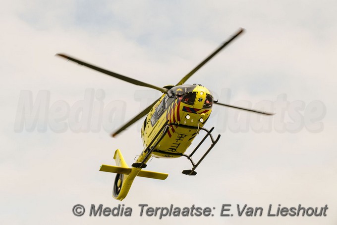 Mediaterplaatse Traumahelikopter landt op sportveld Lutulistraat 23022021 Image00015