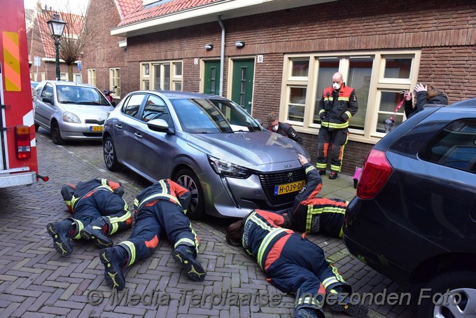 Mediaterplaatse kat vast onder auto ldn 17032021 Image00002