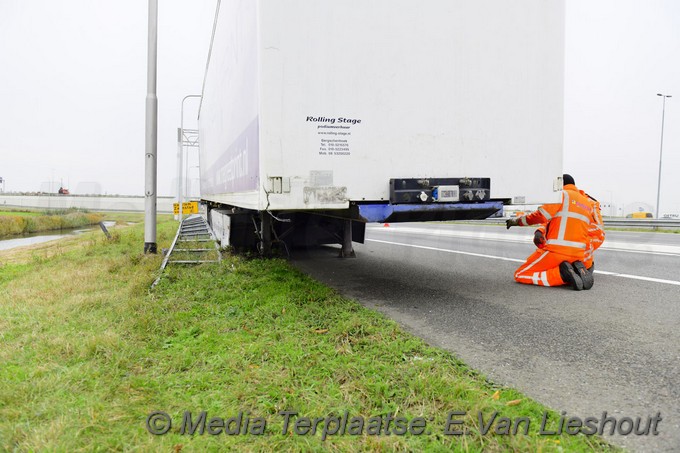 Mediaterplaatse vrachtwagen verliest zijn trailer op de a4 hdp 09112021 Image00001