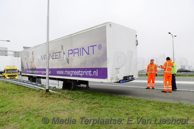 Mediaterplaatse vrachtwagen verliest zijn trailer op de a4 hdp 09112021 Image00002