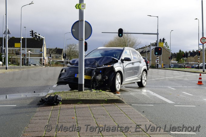 Mediaterplaatse auto klapt op lichtmast in hdp op de paxlaan 29112021 Image00001