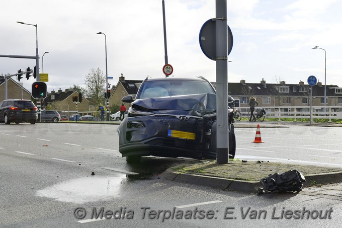 Mediaterplaatse auto klapt op lichtmast in hdp op de paxlaan 29112021 Image00002