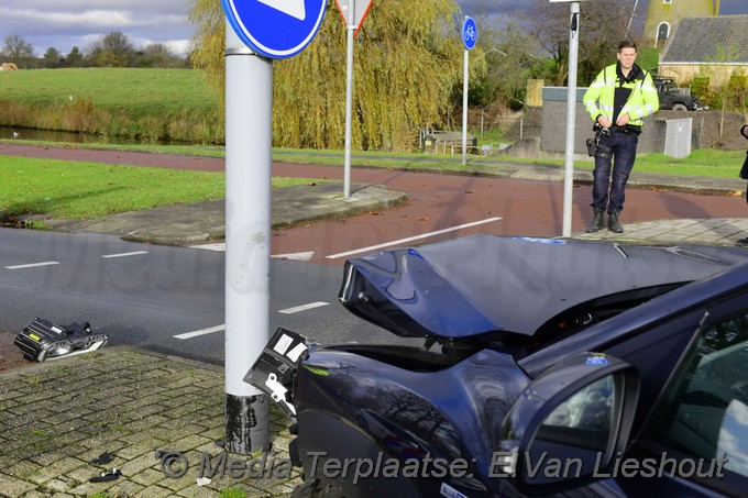 Mediaterplaatse auto klapt op lichtmast in hdp op de paxlaan 29112021 Image00003