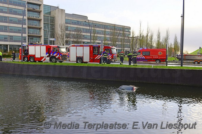 Mediaterplaatse weer auto te water in hoofddorp taurusavenue 29112021 Image00002