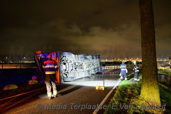 Mediaterplaatse vrachtwagen op zijn kant hdp 27102021 Image00001