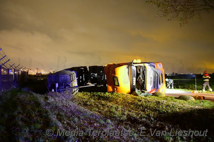 Mediaterplaatse vrachtwagen op zijn kant hdp 27102021 Image00002