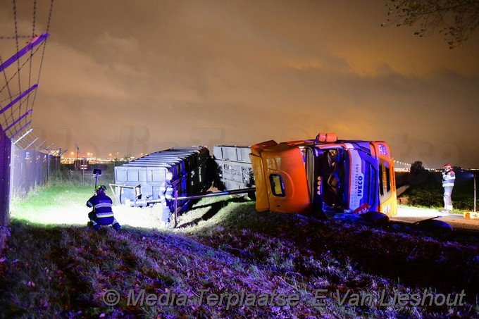 Mediaterplaatse vrachtwagen op zijn kant hdp 27102021 Image00003