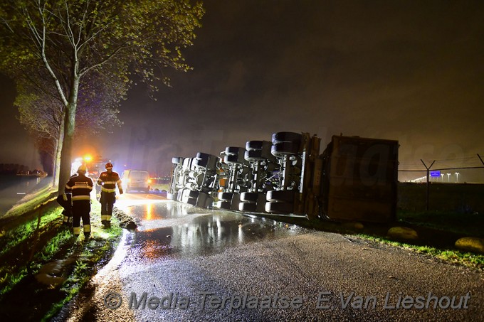 Mediaterplaatse vrachtwagen op zijn kant hdp 27102021 Image00004