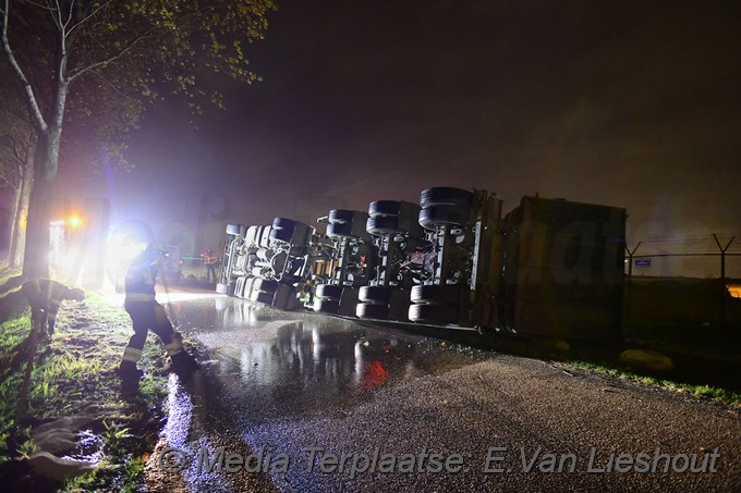 Mediaterplaatse vrachtwagen op zijn kant hdp 27102021 Image00005