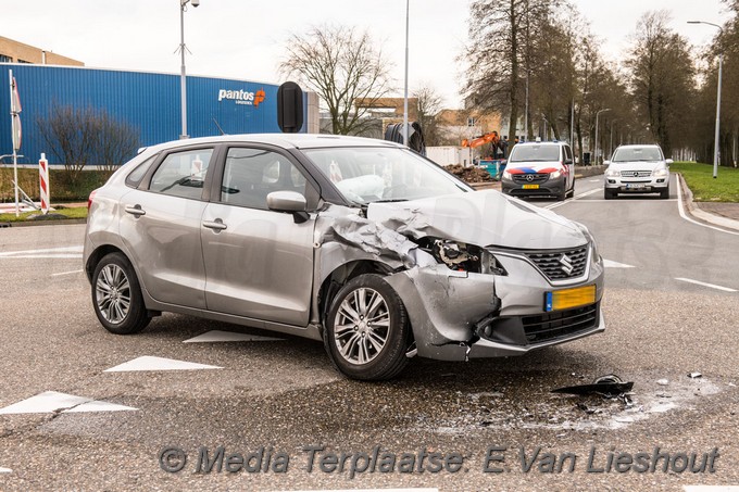 Mediaterplaatse Auto tegen lijnbus schiphol fokkerweg 30012021 Image00001