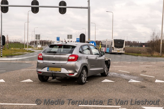 Mediaterplaatse Auto tegen lijnbus schiphol fokkerweg 30012021 Image00003