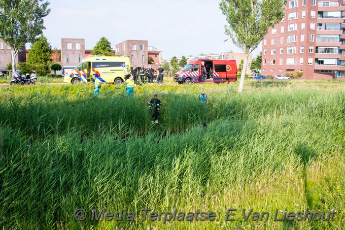 Mediaterplaatse brandweer controleerd sloot na fonst fiets hdp 11072021 Image00003