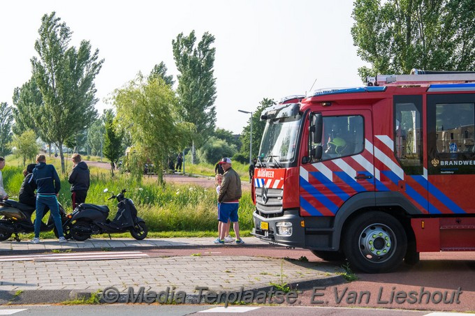 Mediaterplaatse brandweer controleerd sloot na fonst fiets hdp 11072021 Image00004