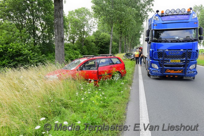 Mediaterplaatse automobilist klapt tegen boom 23072021 Image00001