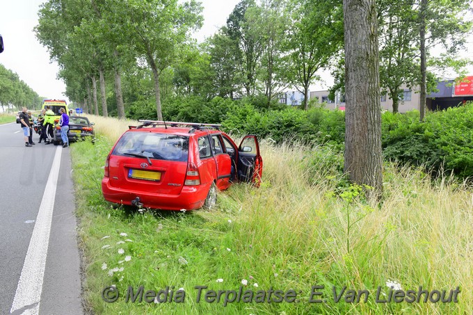 Mediaterplaatse automobilist klapt tegen boom 23072021 Image00002