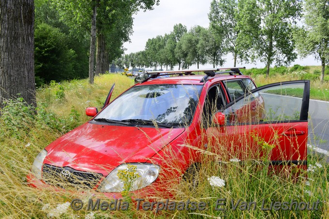 Mediaterplaatse automobilist klapt tegen boom 23072021 Image00004