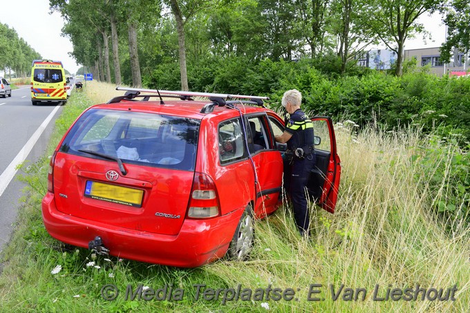 Mediaterplaatse automobilist klapt tegen boom 23072021 Image00006