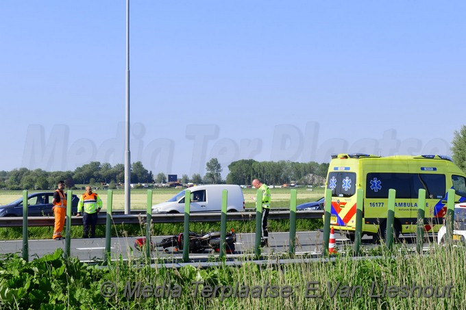 Mediaterplaatse motorrijder gewond op de N205 vijfhuizen 02062021 Image00003