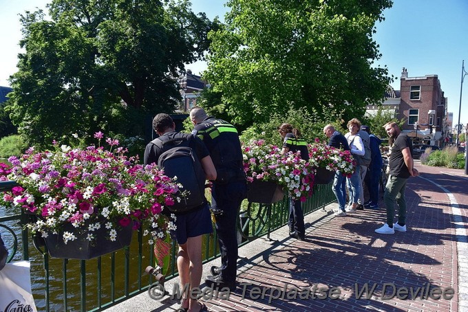 Mediaterplaatse verwarden man springt in het water ldn 24062021 Image00002