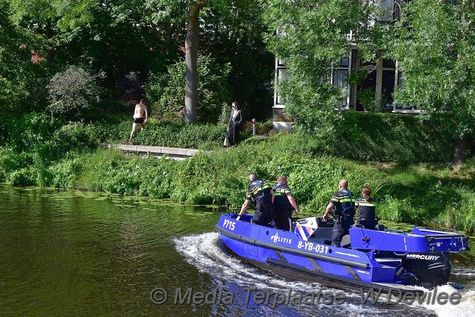Mediaterplaatse verwarden man springt in het water ldn 24062021 Image00008