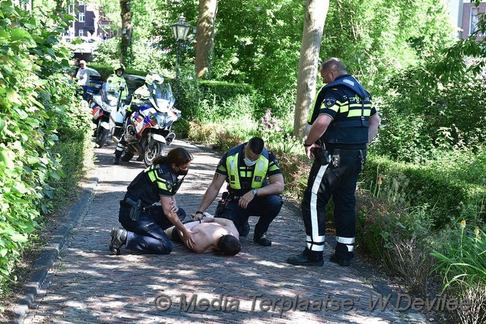Mediaterplaatse verwarden man springt in het water ldn 24062021 Image00009