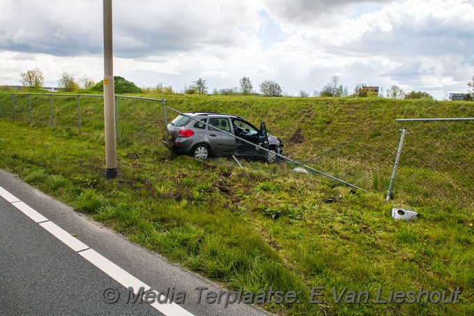 Mediaterplaatse ongeval op de n209 auto schiet door hek schiphol rijk02052021 Image00001