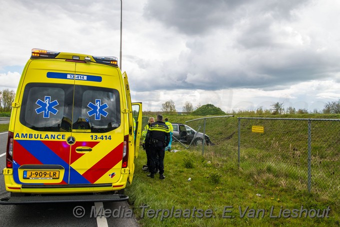 Mediaterplaatse ongeval op de n209 auto schiet door hek schiphol rijk02052021 Image00002