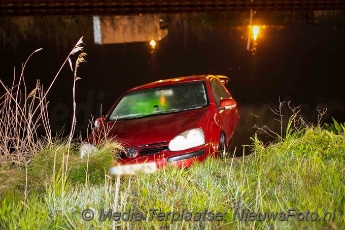 Mediaterplaatse auto met twee inzittende te water Zwanenburg 07052021 Image00001