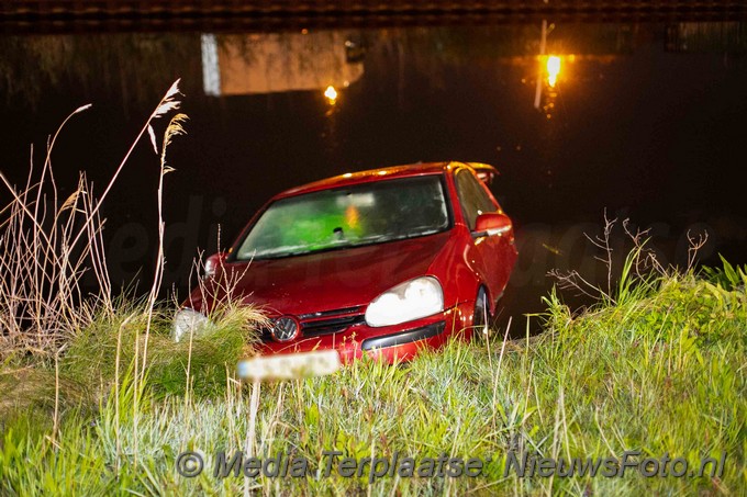 Mediaterplaatse auto met twee inzittende te water Zwanenburg 07052021 Image00001