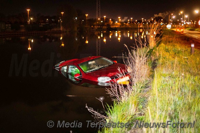 Mediaterplaatse auto met twee inzittende te water Zwanenburg 07052021 Image00003