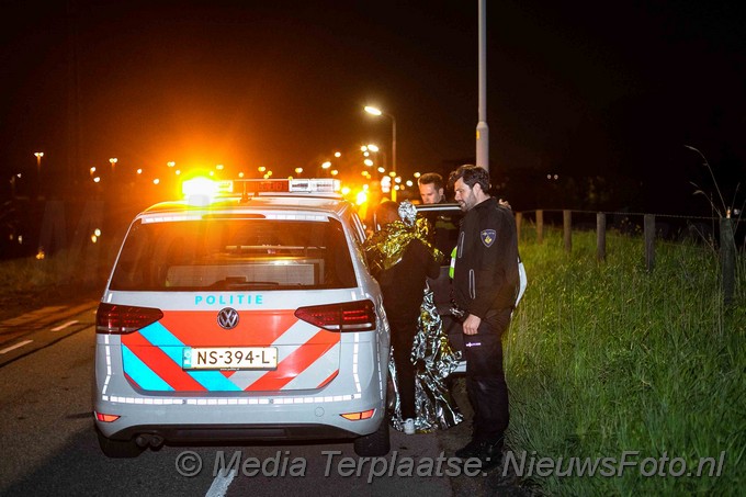 Mediaterplaatse auto met twee inzittende te water Zwanenburg 07052021 Image00006