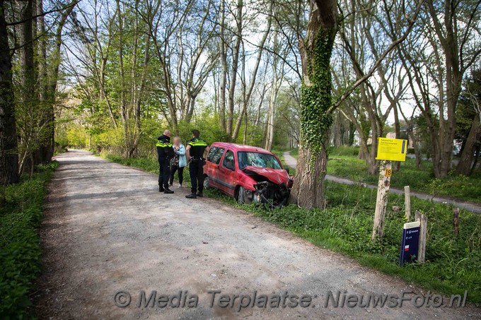 Mediaterplaatse auto tegen boom bestuurder loopt weg 07052021 Image00002