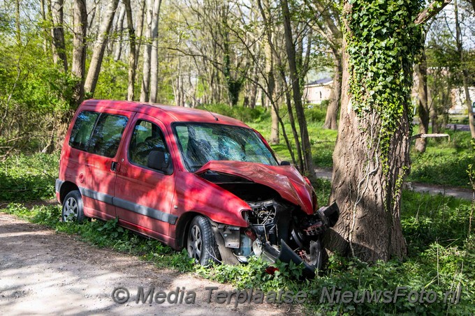 Mediaterplaatse auto tegen boom bestuurder loopt weg 07052021 Image00003