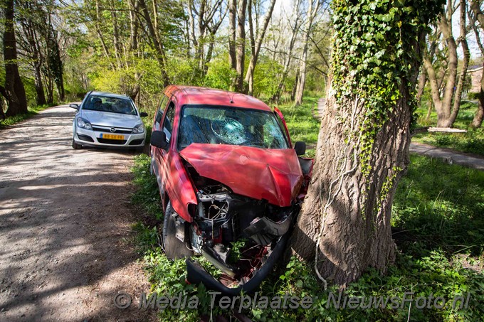 Mediaterplaatse auto tegen boom bestuurder loopt weg 07052021 Image00005