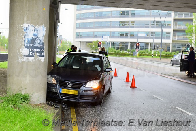 Mediaterplaatse auto klapt op pijler viaduct hoofddorp 27052021 Image00001