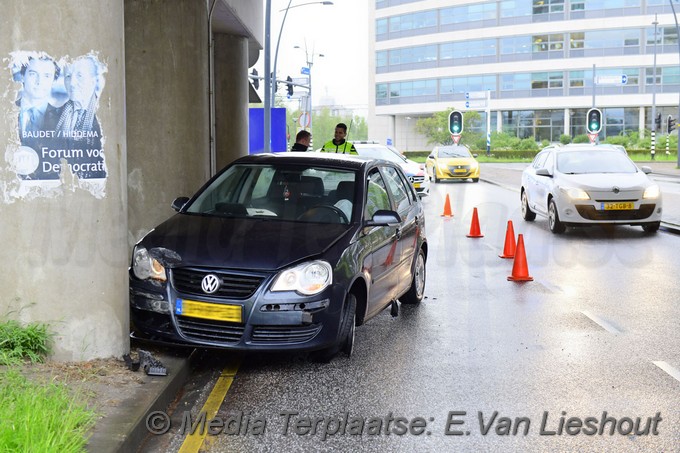 Mediaterplaatse auto klapt op pijler viaduct hoofddorp 27052021 Image00002