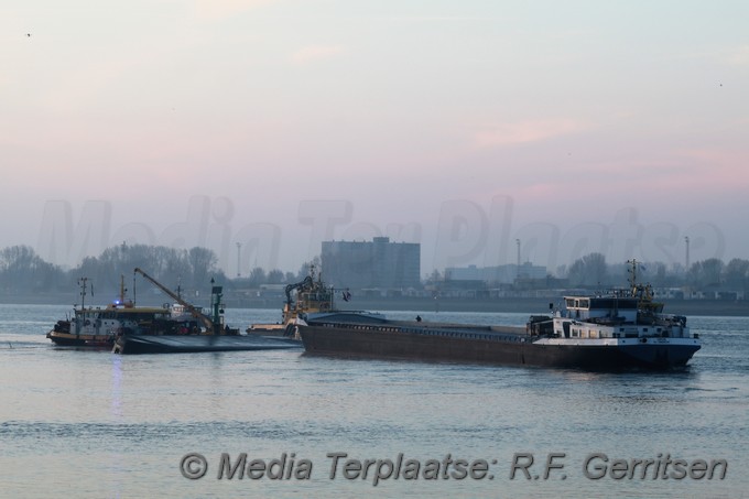 Mediaterplaatse boot slaat om europoort noordzeeweg 14042022 Image00001